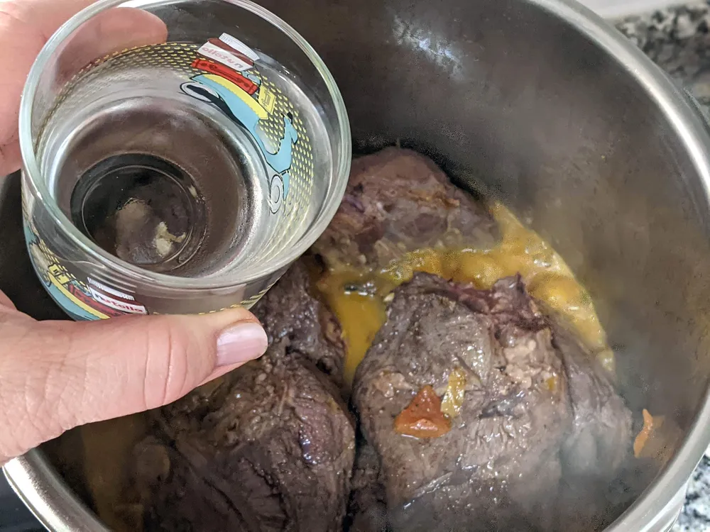 Sofrito, carrilleras y agua.