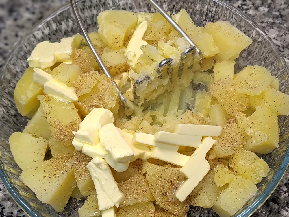 Patata hervida, mantequilla y polvo de ceps.