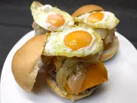 Mini hamburguesas con cheedar, cebolla frita y huevos de codorniz