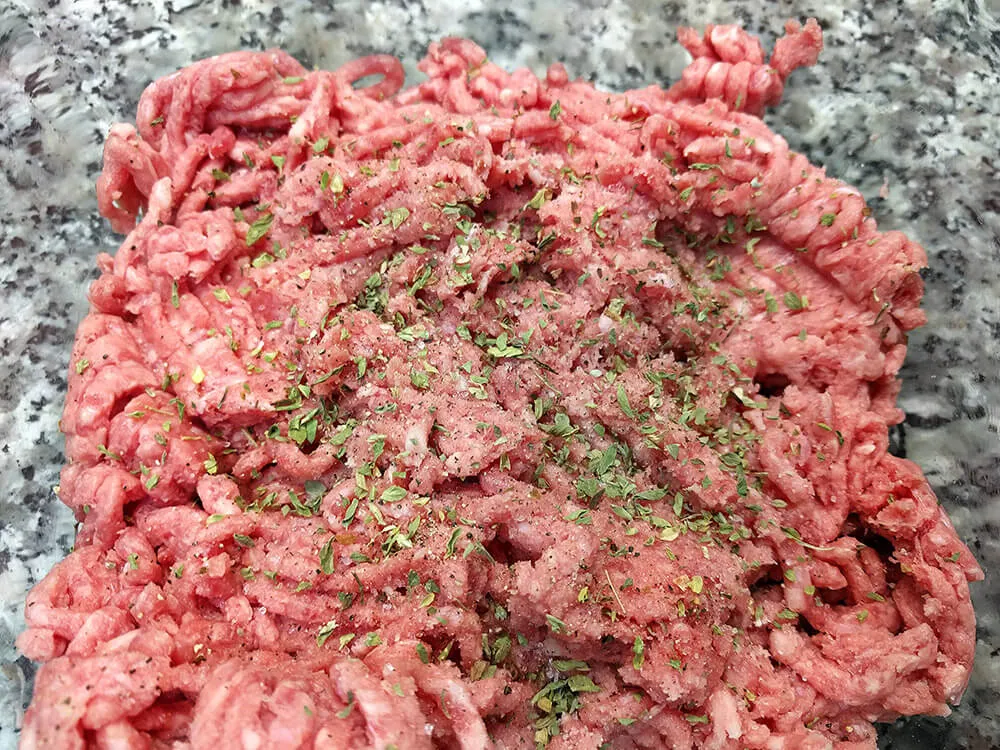Carne picada con sal, pimienta y orégano