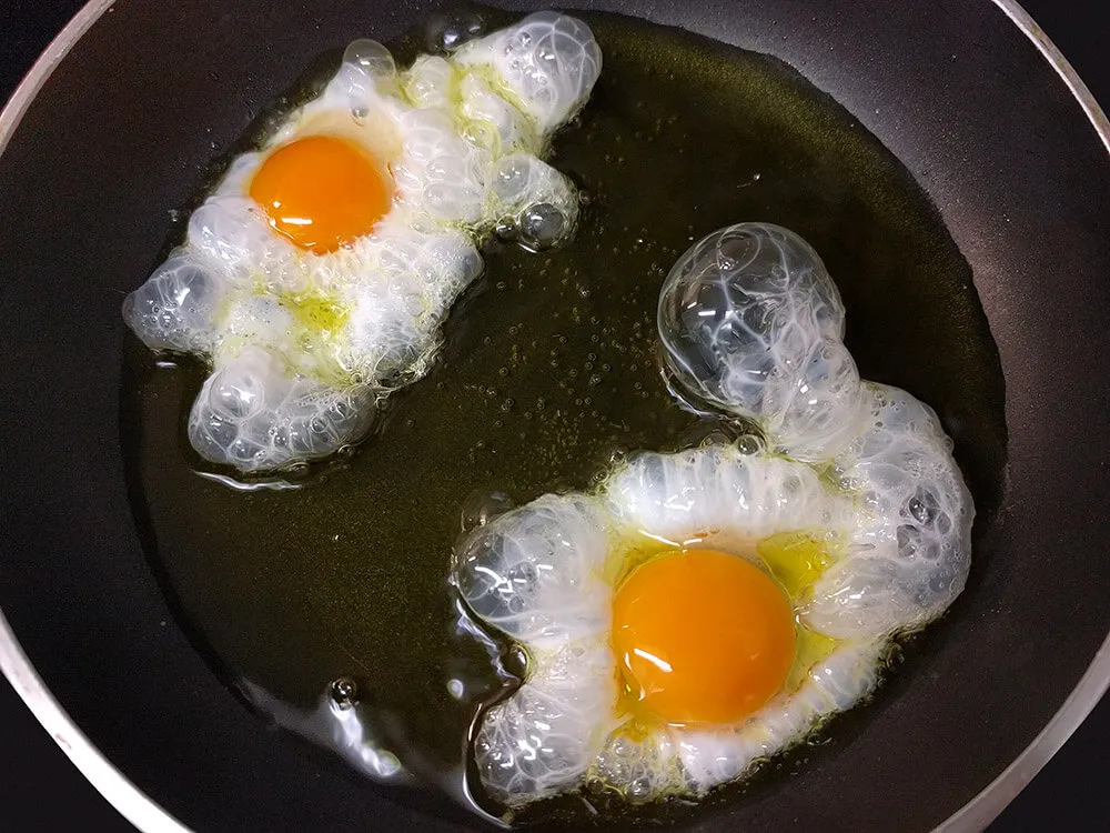 Huevos de codorniz firéndose en aceite de oliva