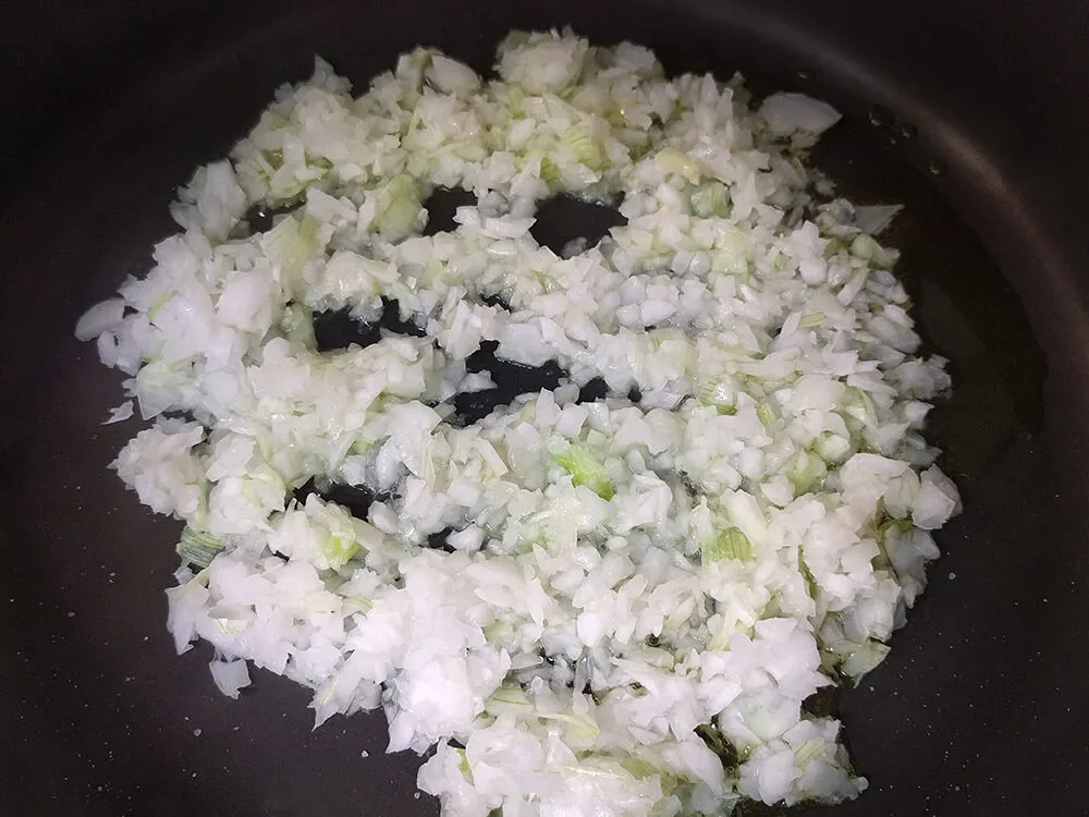 Cebolla picada rehogándose