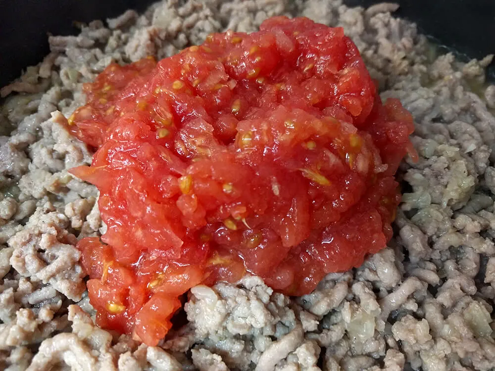 Carne picada cocinada con tomate rallado