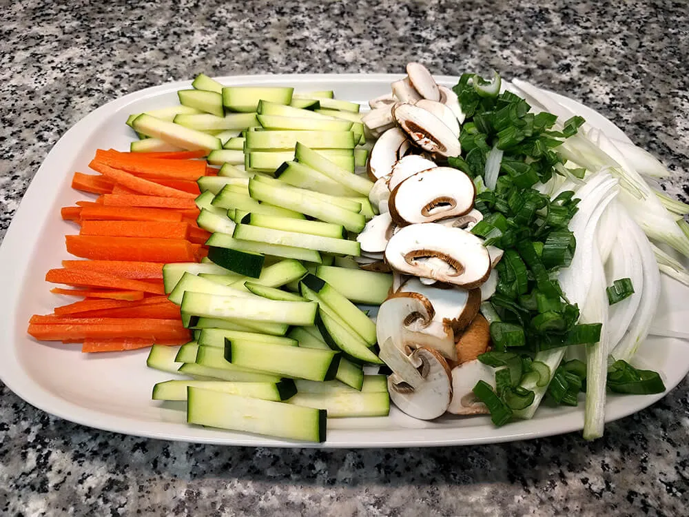 Zanahoria, calabacín, champiñones y cebolla cortada