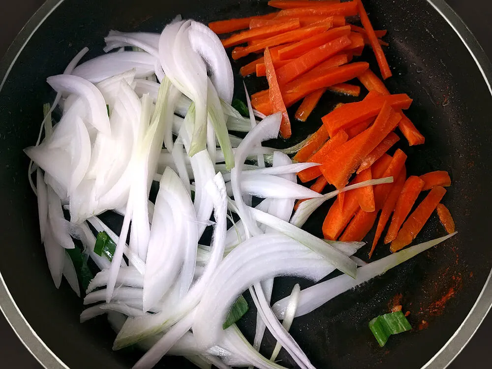 Zanahoria y cebolla rehogándose