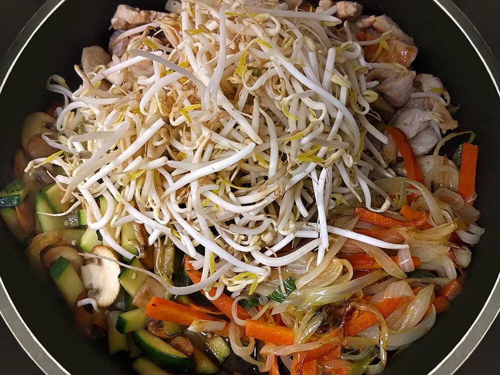 Pollo con hortalizas rehogadas y brotes de soja
