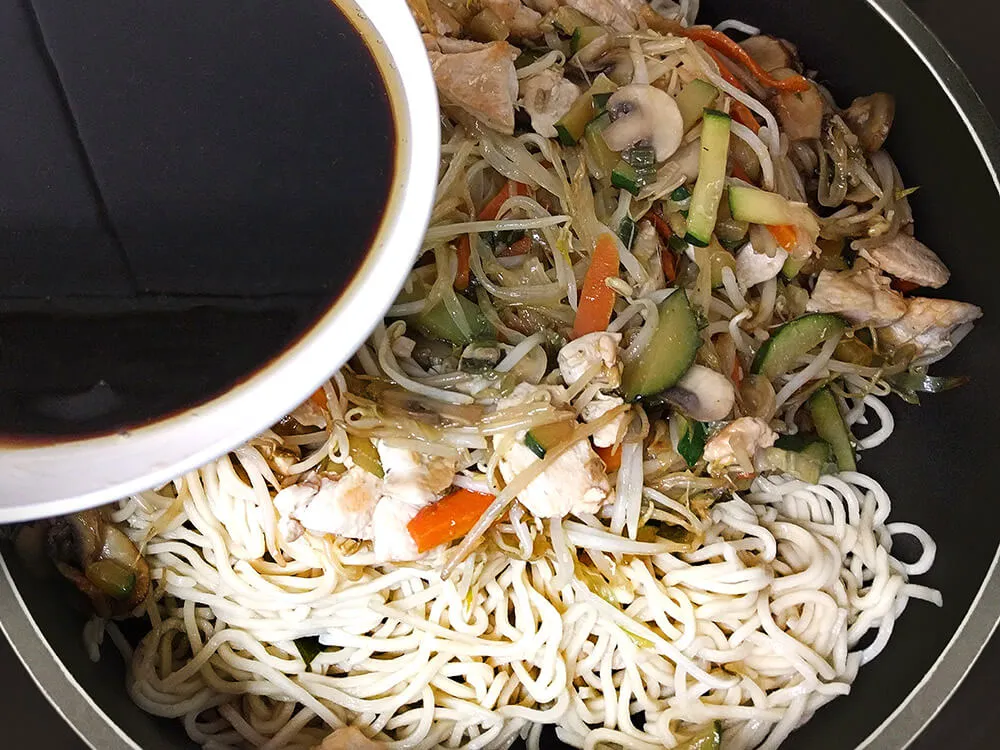 Noodles de pollo con hortalizas