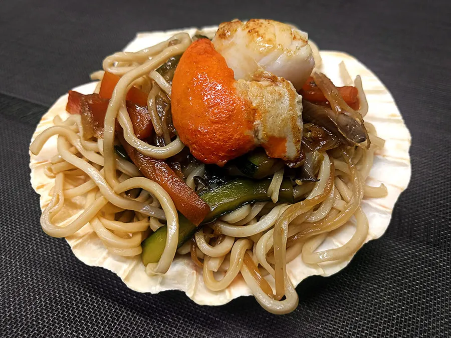Presentación de los noodles con vieiras.