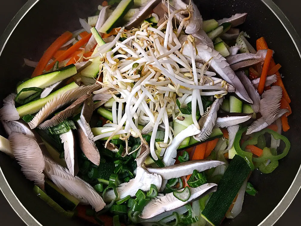 Cebolla, zanahoria, pimiento verde, calabacín, gírgolas, soja germinada y tallo de cebolla tierna.