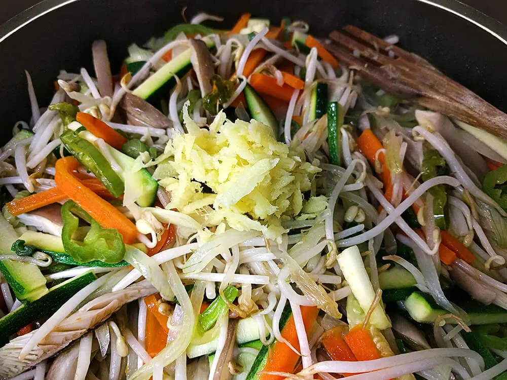 Cebolla, zanahoria, pimiento verde, calabacín, gírgolas, soja germinada, tallo de cebolla tierna y jengibre.