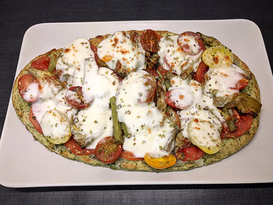 Pan Kale con tomates, alcachofas y mozzarella sin lactosa.