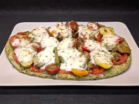 Pan Kale con tomates, alcachofas y mozzarella sin lactosa.