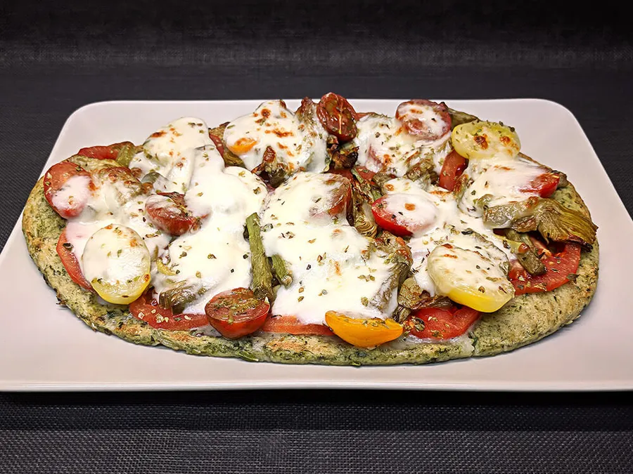 Pan Kale con tomates, alcachofas y mozzarella sin lactosa.