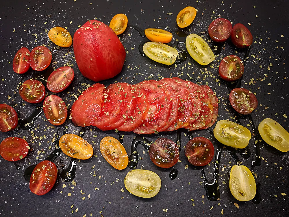 Tomates cortados y aliñados.