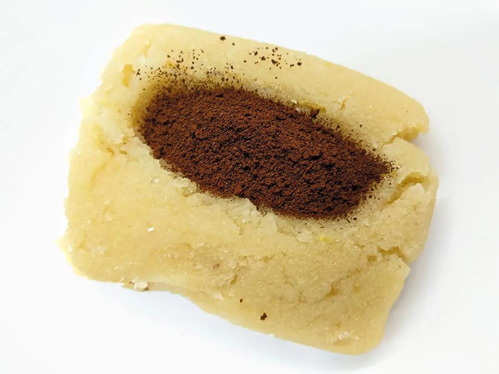 Masa de panellets con café soluble en polvo.