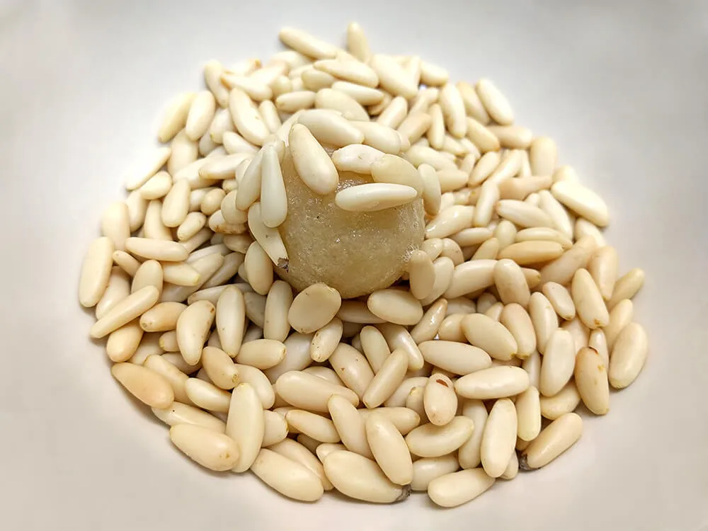 Panellet de piñones.