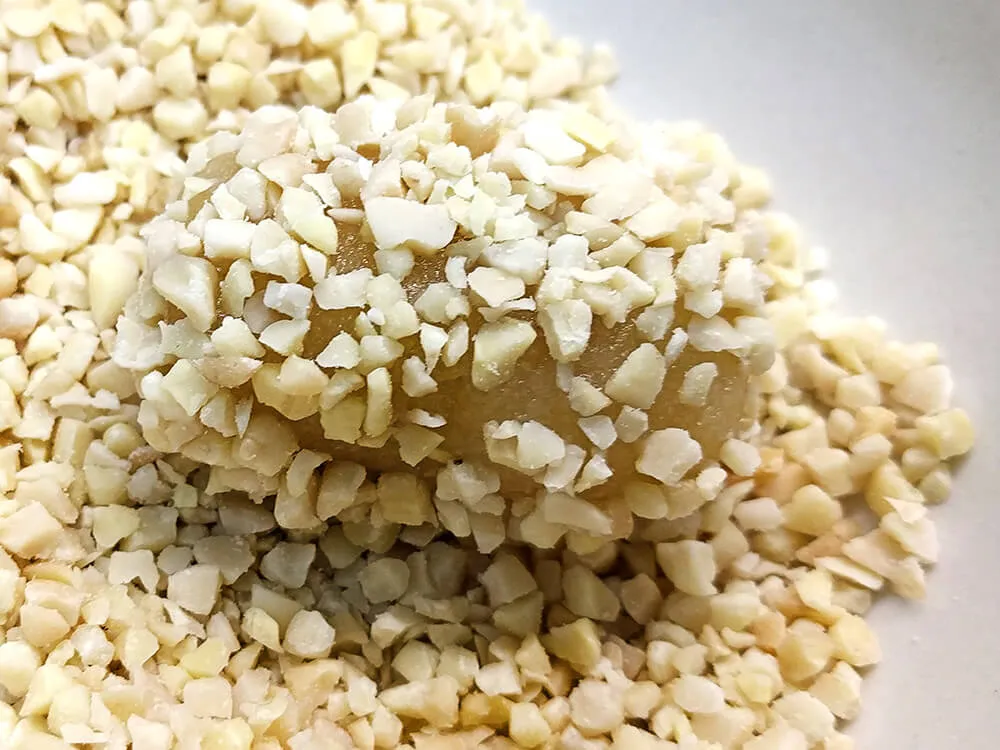 Panellet de almendras en grano.