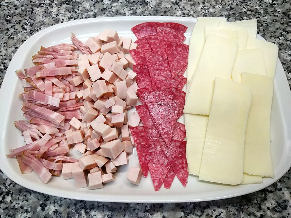 Bacon, pavo cocido, salami y queso