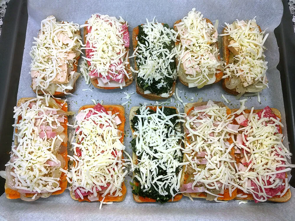 Paninis caseros con mozzarella rallada