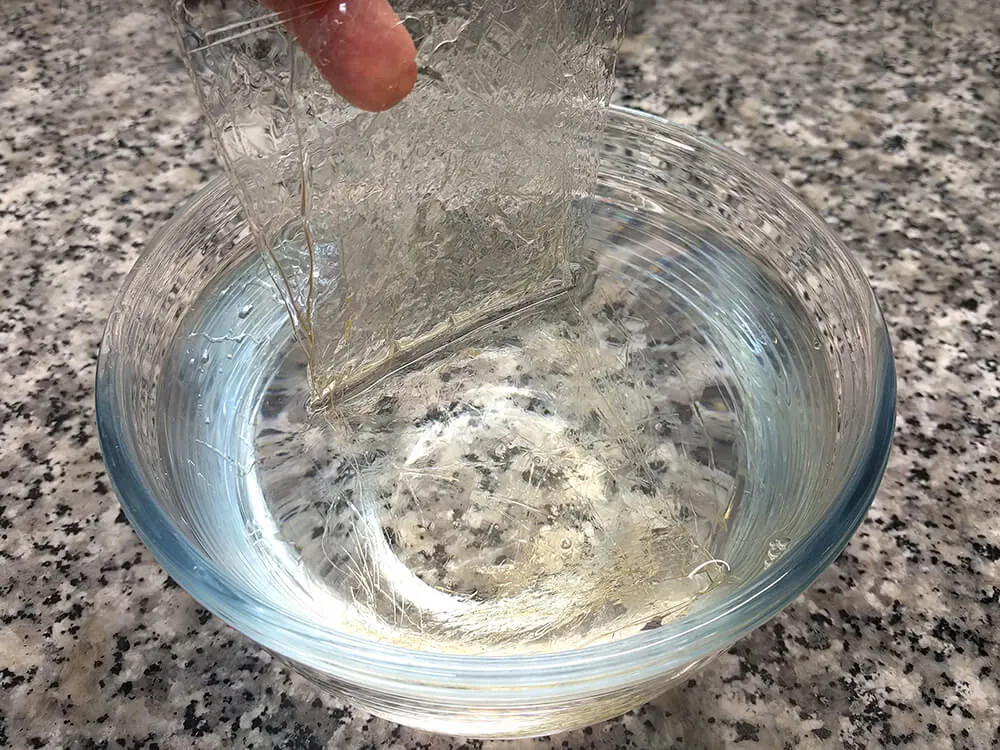 Bol de agua con hojas de gelatina