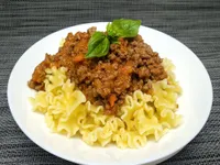 Pasta con boloñesa casera.