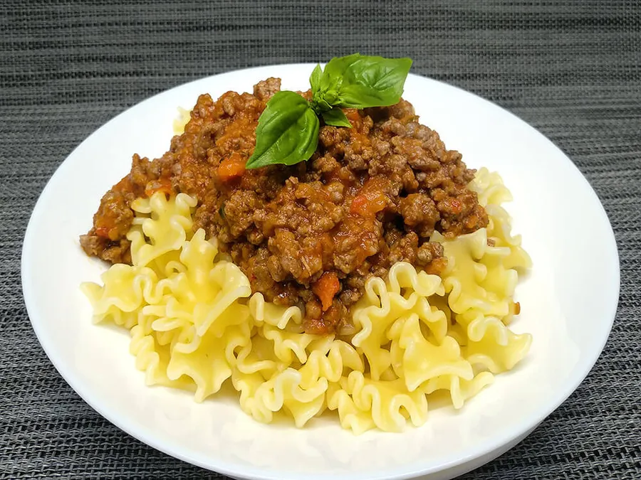 Pasta con boloñesa casera.