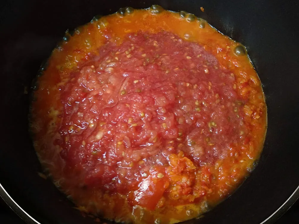 Cebolla, diente de ajo, pimientos picados y tomate rallado.