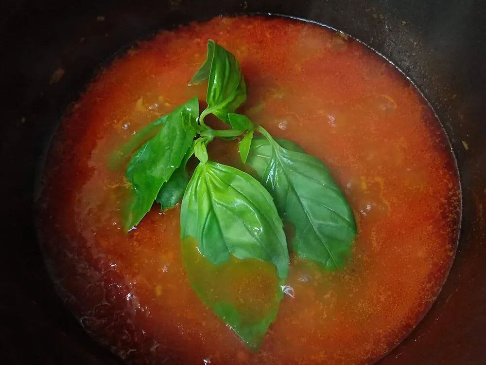 Sofrito casero y albahaca fresca.