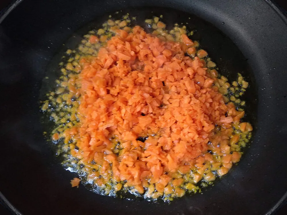 Zanahoria picada en sartén.