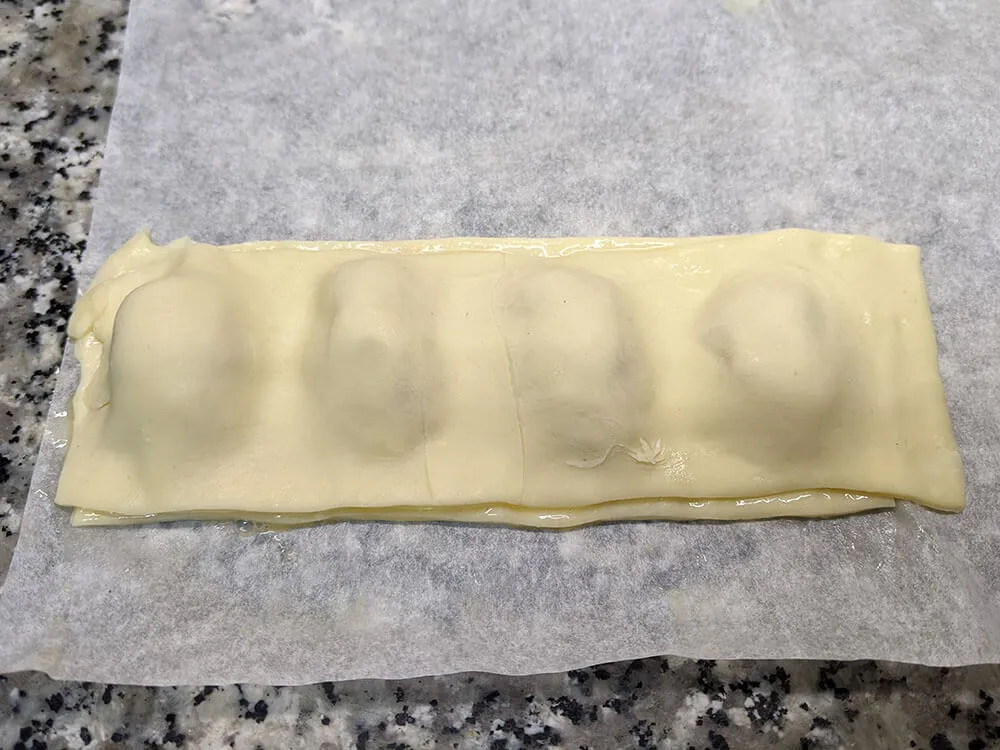 Tira de hojaldre con paté.