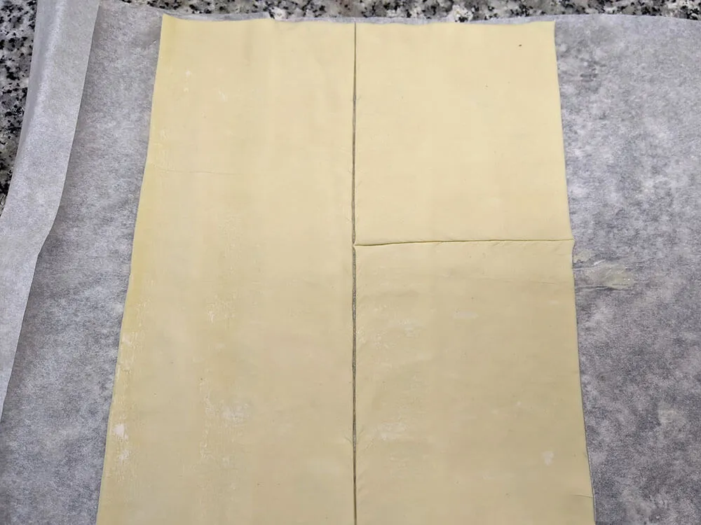 Rectángulos de masa de hojaldre.