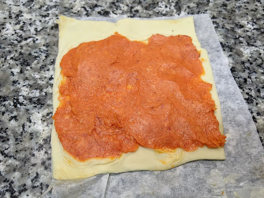 Rectángulo de hojaldre con sobrasada.