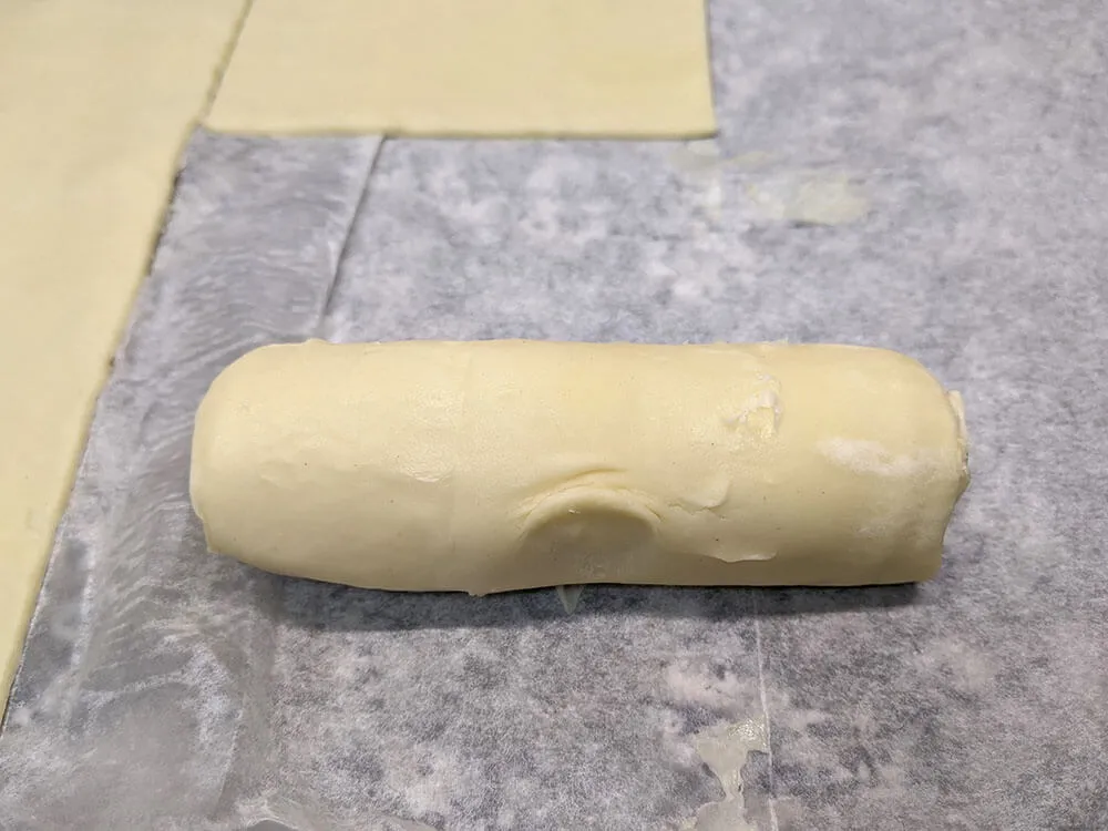 Rollo de hojaldre relleno de Havarti y pavo/sobrasada.