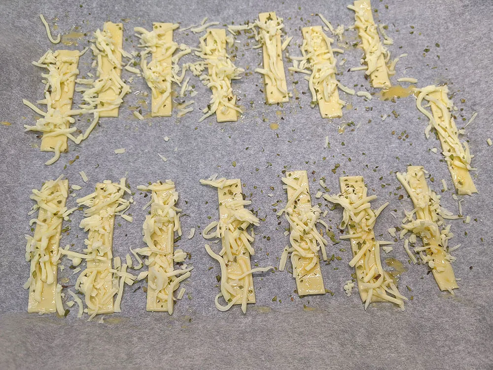 Bastones de hojaldre con mozzarella rallada.