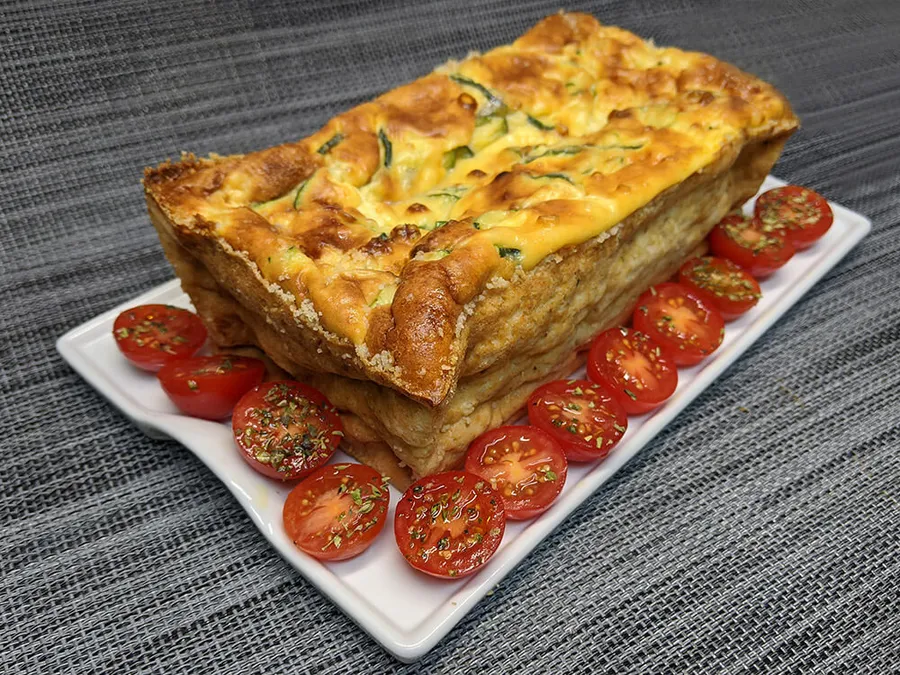 Presentación del pastel de calabacín con tres quesos.