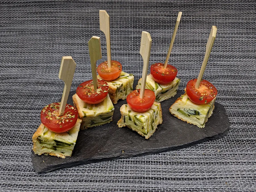 Presentación del pastel de calabacín con tres quesos.