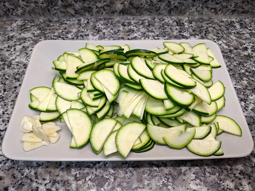 Calabacín y diente de ajo laminados.
