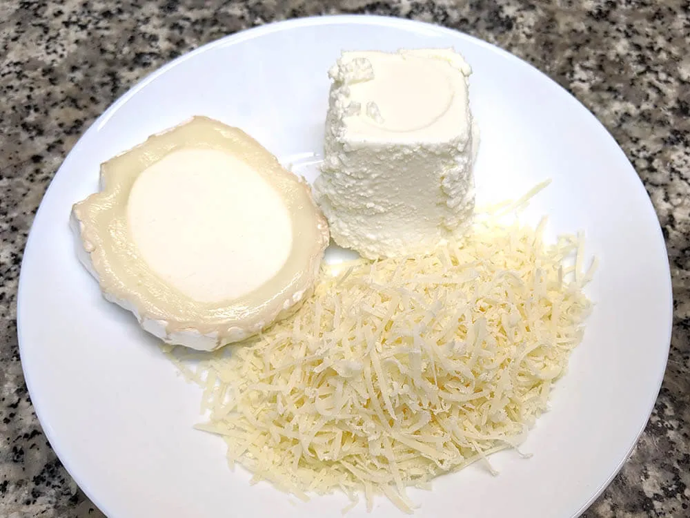 Rulo de cabra, parmesano y mató.