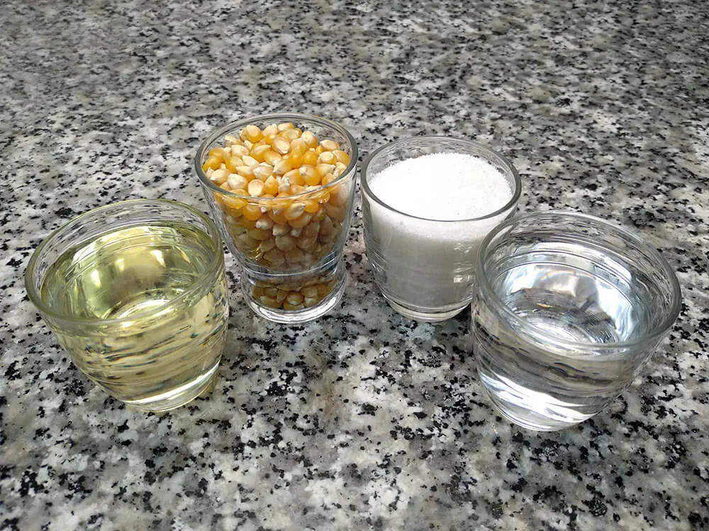 Vasos con maíz, azúcar, agua mineral y aceite de girasol.