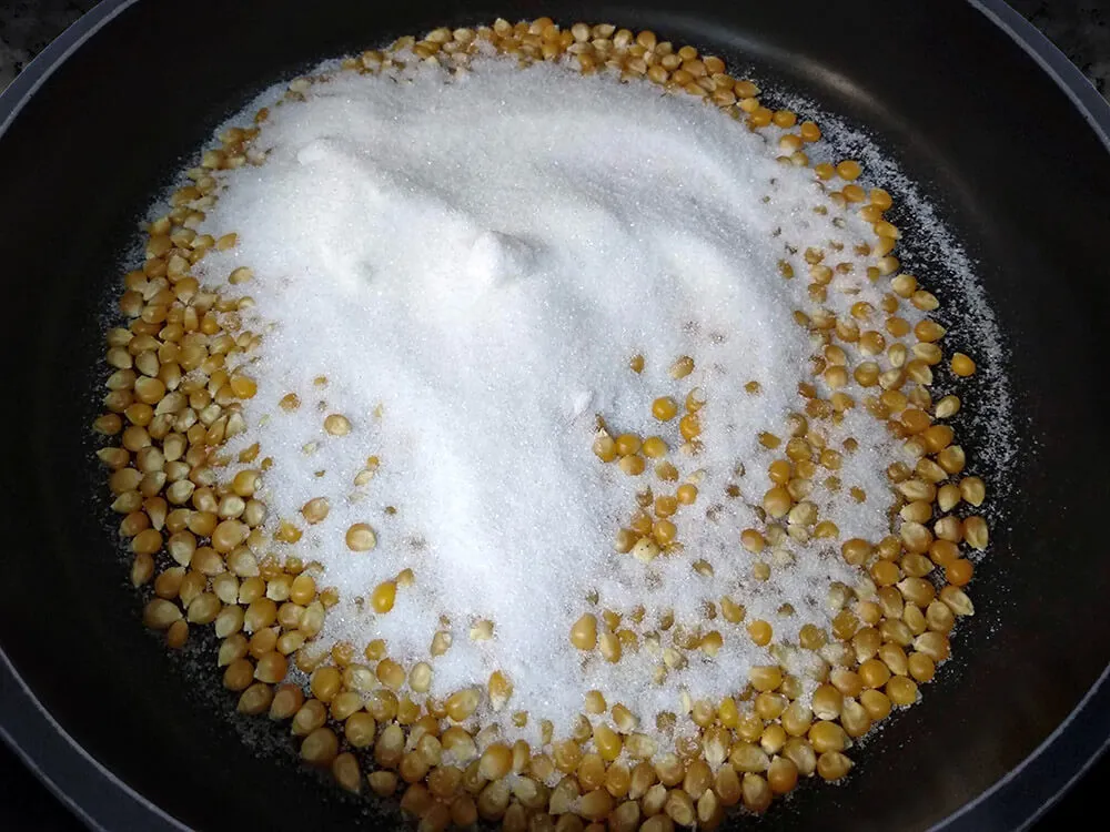 Cazuela con maíz y azúcar.