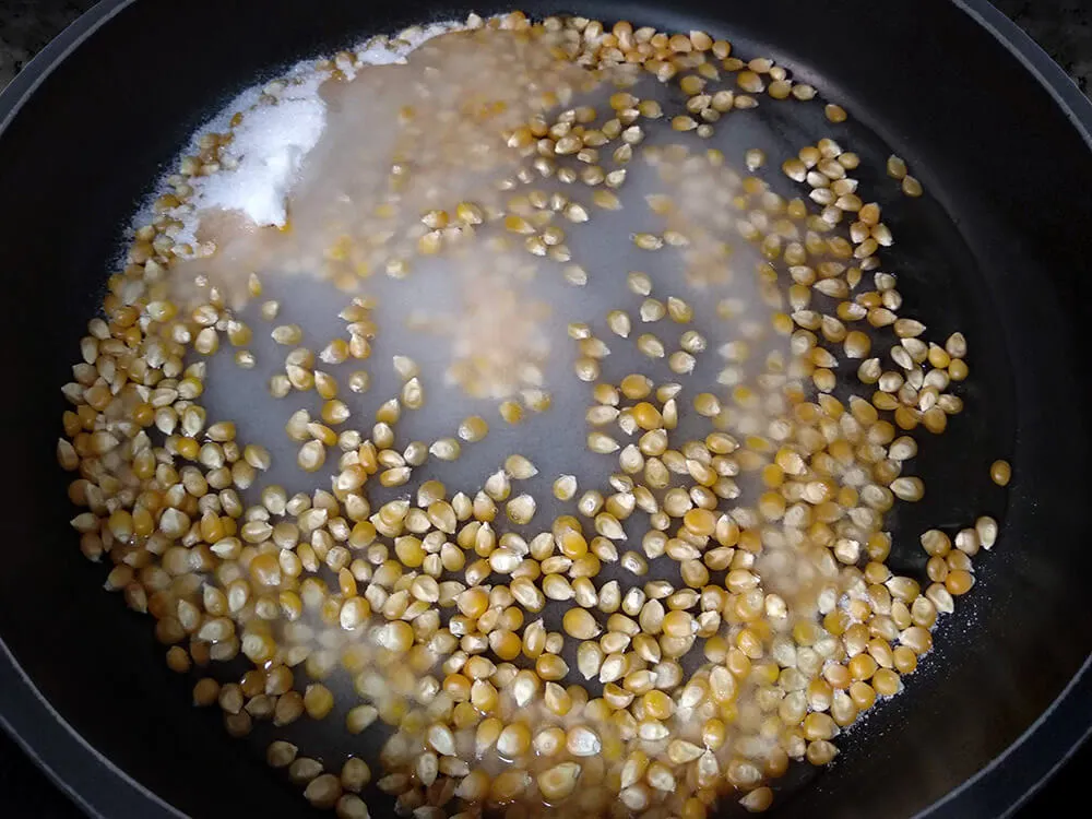 Cazuela con maíz, azúcar, agua y aceite de girasol.
