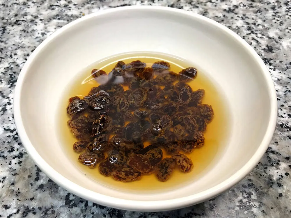 Pasas macerando en whisky