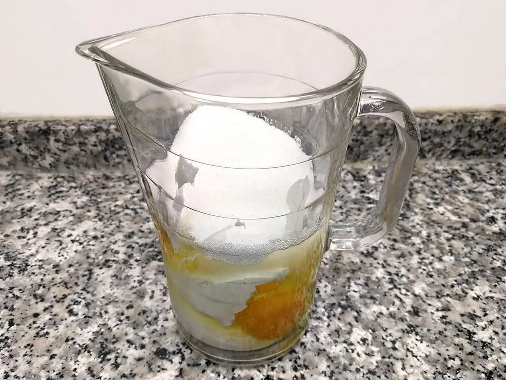 Jarra con queso de untar, huevos, yogur y azúcar