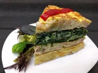 Porción del pastel de tortillas