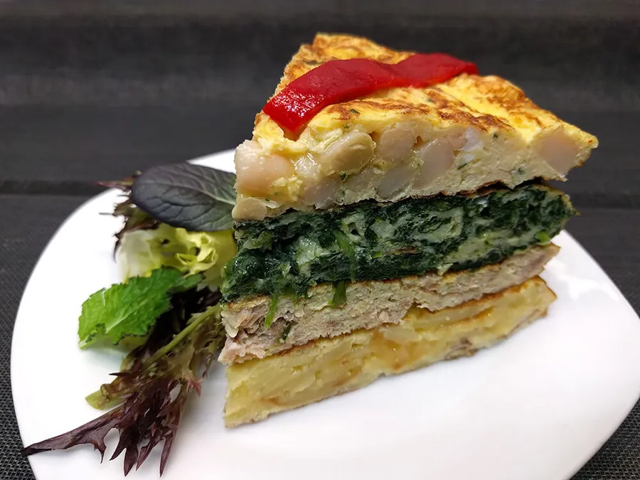 Porción del pastel de tortillas