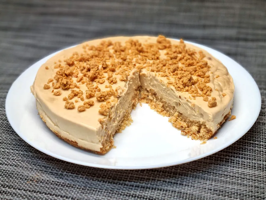Primera presentación del pastel de turrón de Jijona.