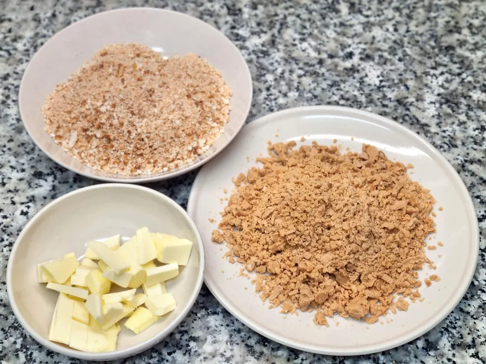 Turrón rallado, galletas picadas y mantequilla.