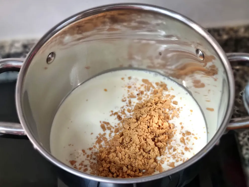 Crema de leche y turrón rallado.