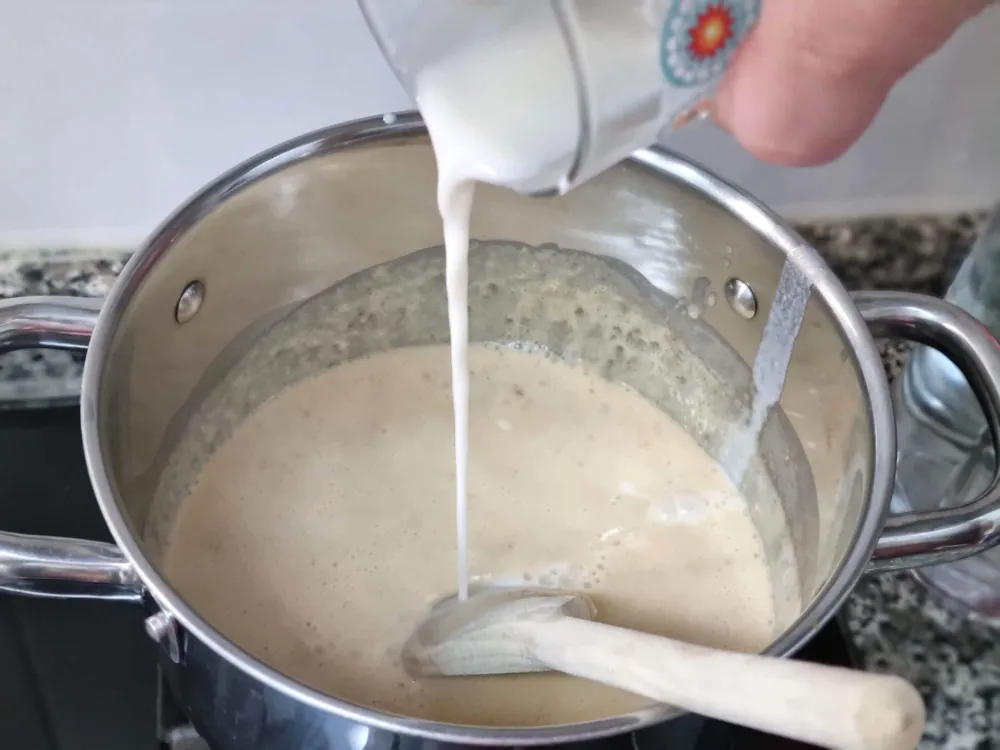 Crema de leche, turrón rallado y leche con cuajada.