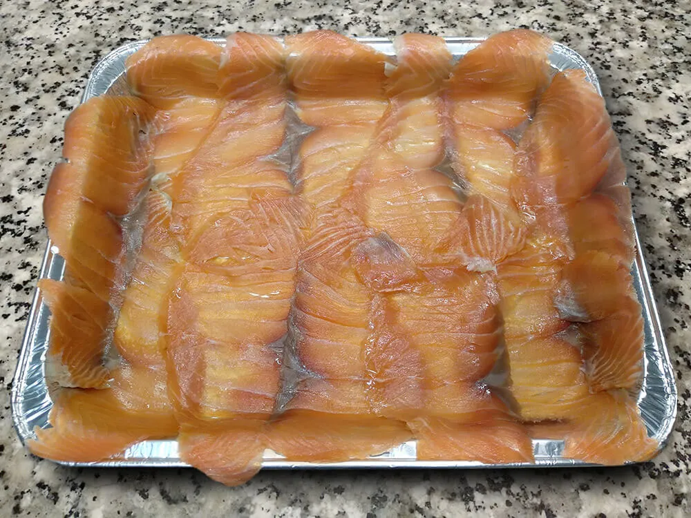 Bandeja forrada con salmón ahumado.